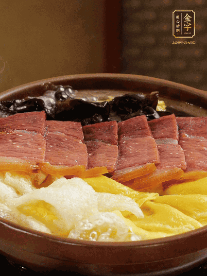 最后胡椒粉調(diào)味，撒小蔥花點(diǎn)綴