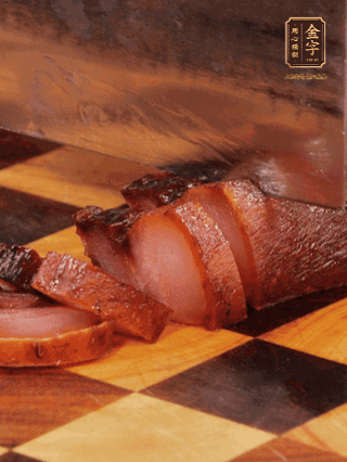 金字醬肉，煮熟切條；蓮藕去皮，切成條狀，焯水2分鐘