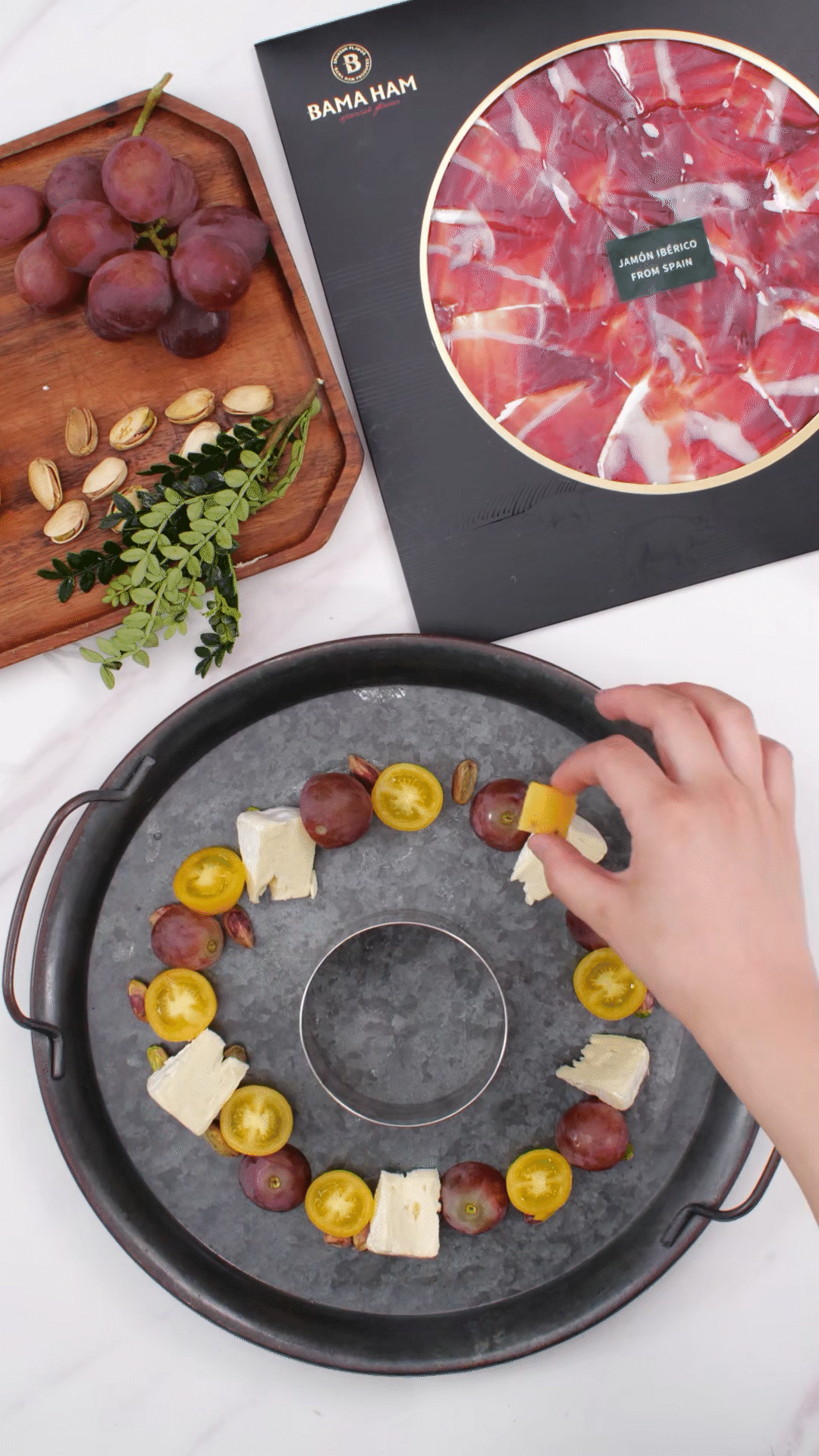 準備一個大盤子，中間放上模具（或是一個空碗）預留空位，沿著磨具把食材擺盤成花環(huán)裝