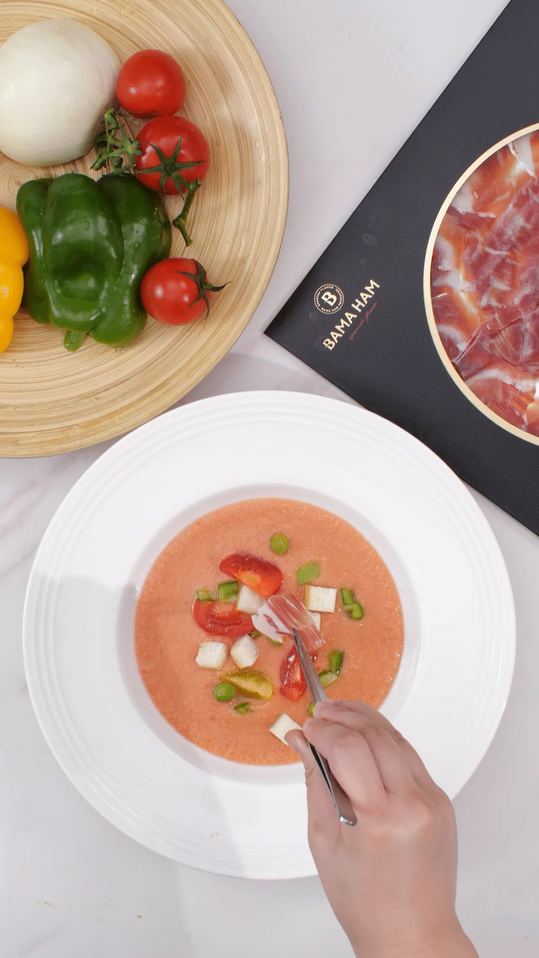 擺盤時，加入青豆，面包丁，黃瓜丁，烤面包丁，番茄丁