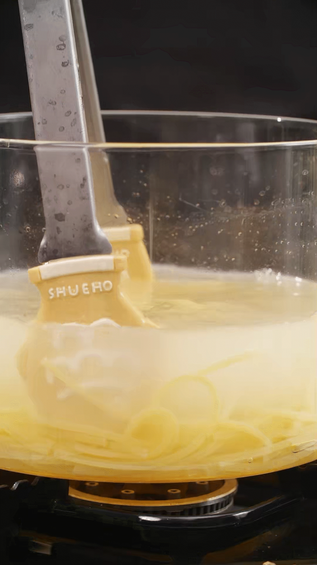 將意面煮熟，到自己喜歡的熟度。撈出過(guò)冷水，瀝干
