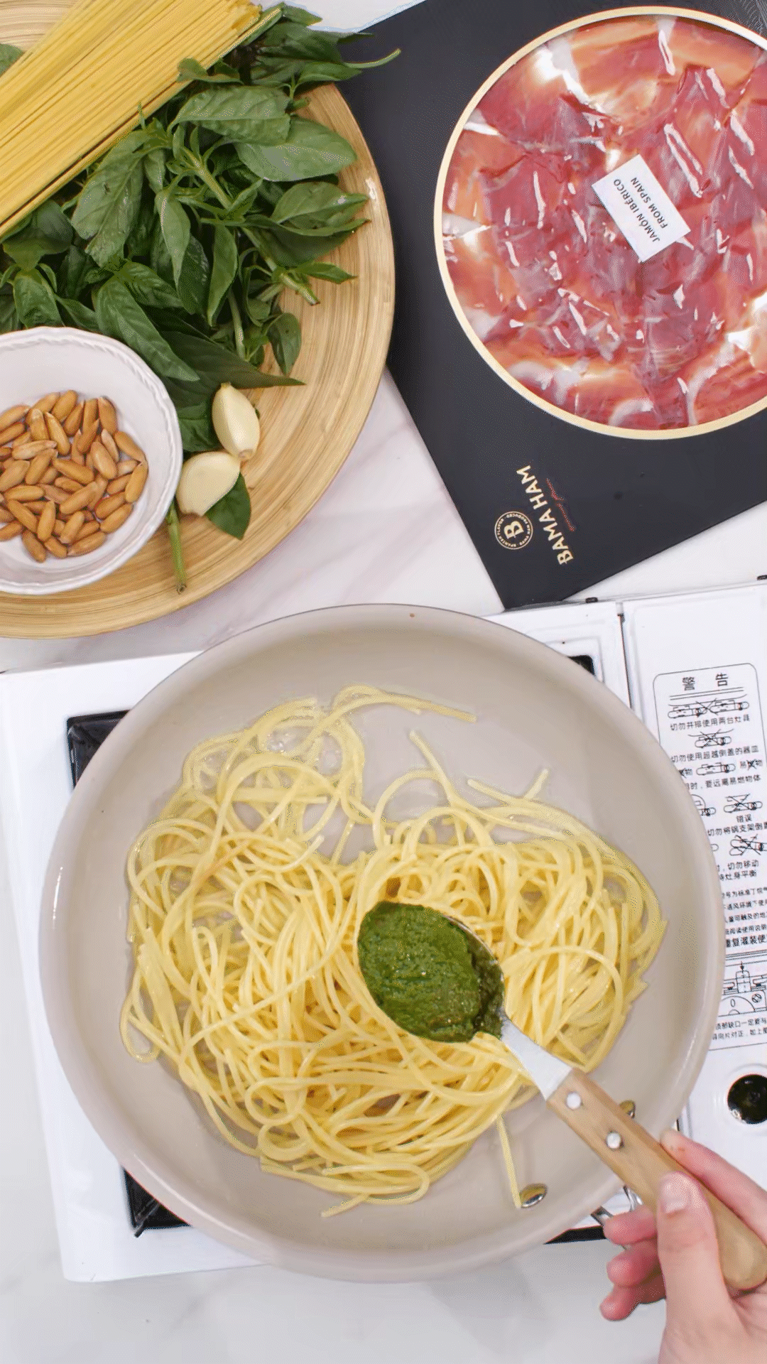 鍋中加入橄欖油，放入意面和青醬攪拌均勻裝盤
