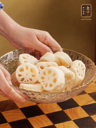 蓮藕洗凈削皮，切大塊，用鹽、糖腌制30分鐘。