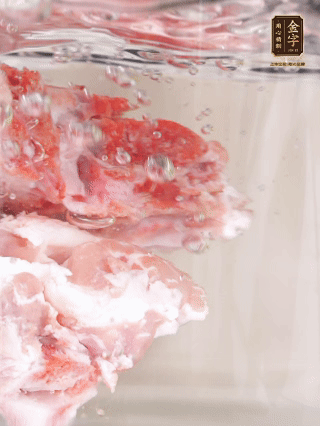 豬骨冷水下鍋，加蔥姜、料酒焯水4分鐘。