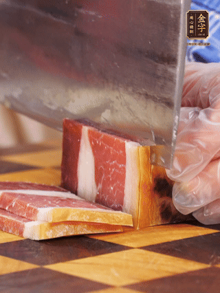 金字火腿切片，溫水浸泡5分鐘