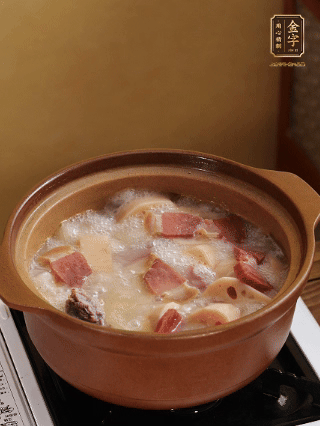 豬油潤鍋，豬骨、姜片煸出油脂香，再依次下開水、蓮藕、火腿，大火燒開