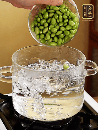 嫩毛豆汆燙1分鐘。