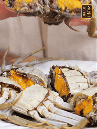 大閘蟹處理干凈，一切兩半。