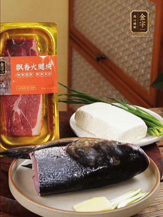 花鰱魚頭處理干凈（刮黑膜、除貼骨血、拔魚牙、剪魚鰭、刮凈魚肉表面雜質(zhì)），從中間劈開成兩半，擦干水分