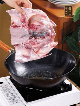 鍋里油燒熱（一半豬油、一半玉米油），放入魚頭，把魚頭煎至少兩面金黃