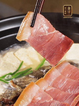 加入一丟丟鹽，撒點胡椒粉，蔥段點綴