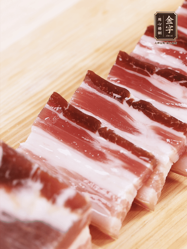 金字淡咸肉切厚片；金字淡咸肉、仔排加蔥姜、料酒焯水3分鐘，溫水洗凈。