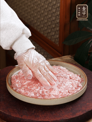 依次鋪肉末，碼入雞蛋豆腐，再鋪上金字香腸。