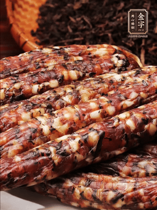 金字土香腸、金字梅干菜香腸、金字醬肉，切片