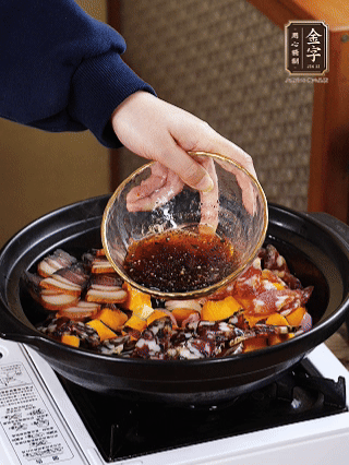 姜、蒜、蔥頭粒煎香，倒入南瓜，煎至兩面焦香