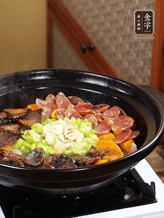 中間放入百合，圍一圈青椒碎，小火再焗2分鐘