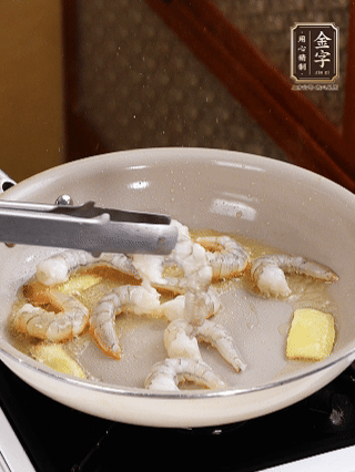 秘制煲仔飯醬油：2勺蒸魚豉油、半小勺糖、1大勺清水攪拌均勻煮1分鐘