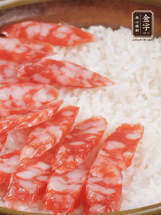 砂鍋加入半勺豬油、半勺花生油抹勻，倒入絲苗米，加水沒過大米一指高，蓋蓋大火煮至水分微干