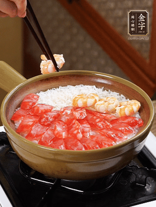 開蓋戳幾個洞均勻受熱，鋪臘腸、蝦仁，蓋蓋小火煮5分